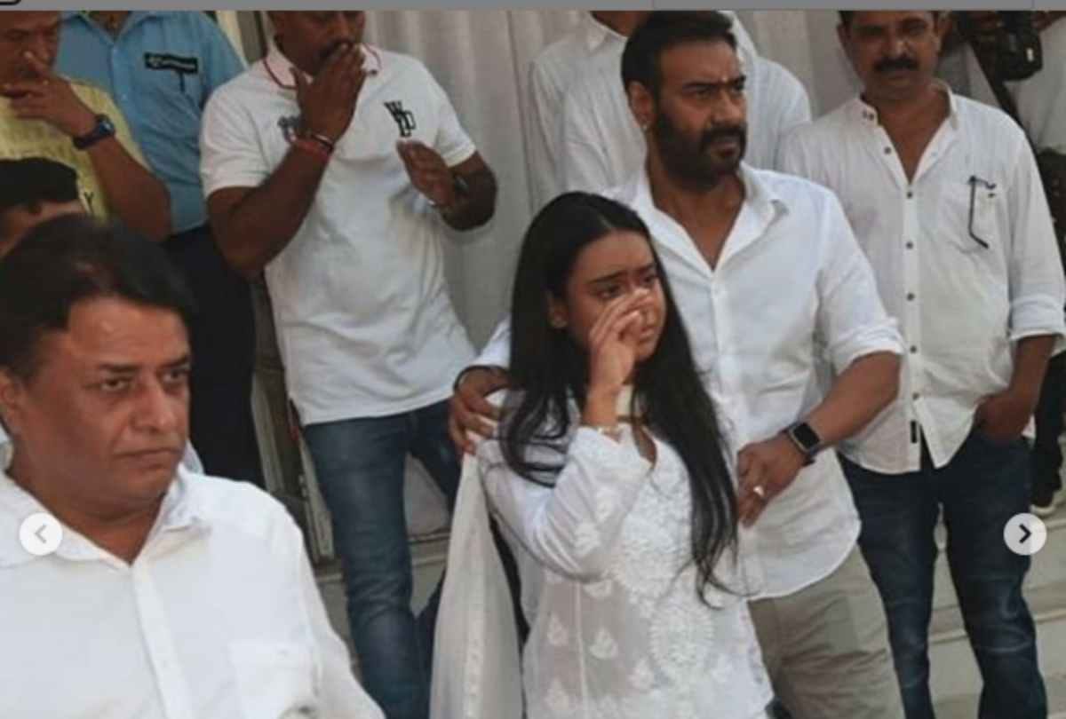 ajay devgn daughter nysa broke down at grand father veeru devgan prayer meet