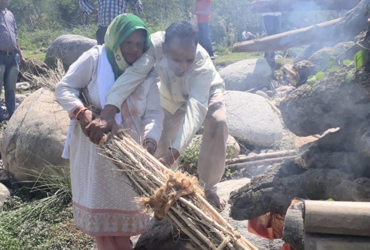 Daughter lights Father pyre in Kangra Himachal Pradesh