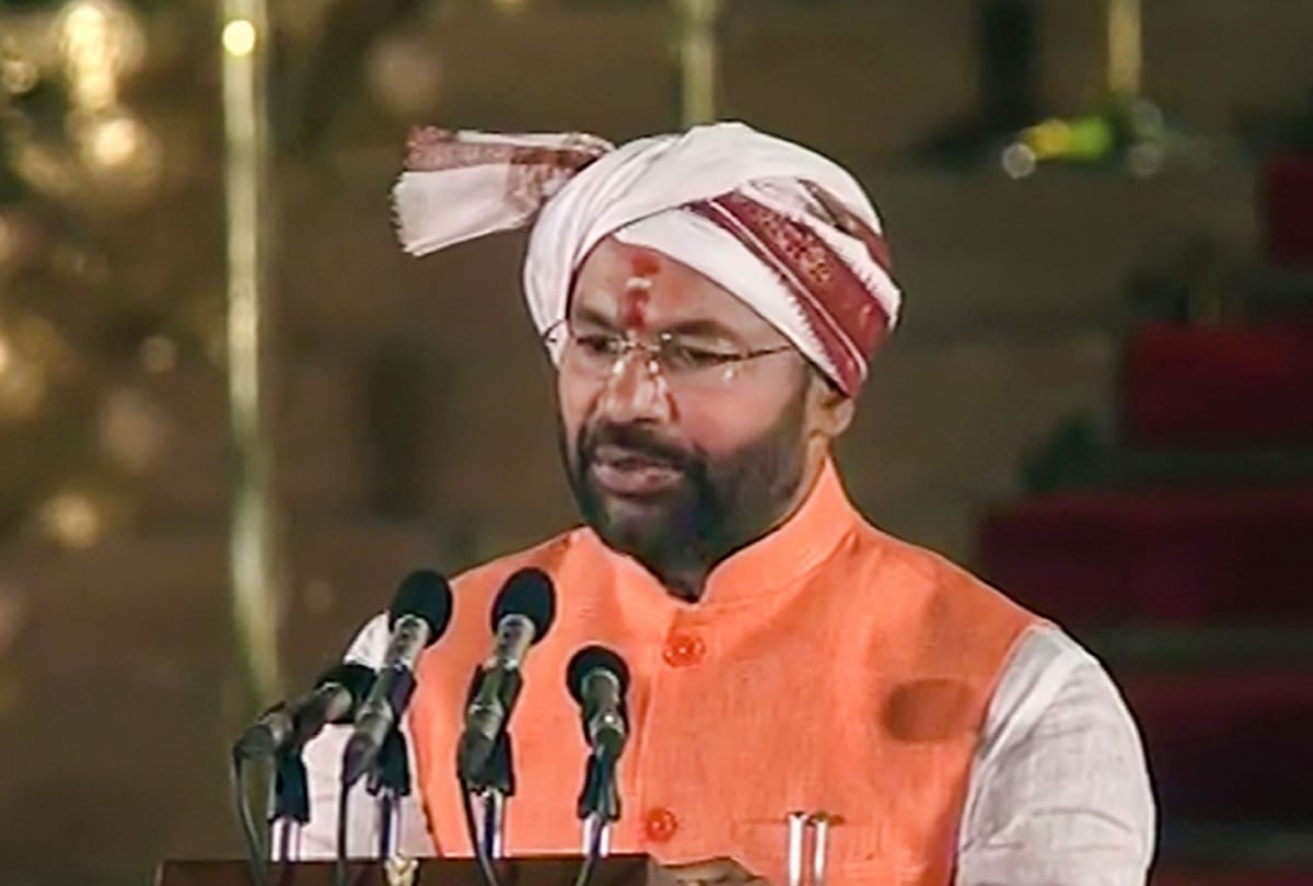 modi swearing ceremony one mp came from cycle one wear towel on head see interesting photos