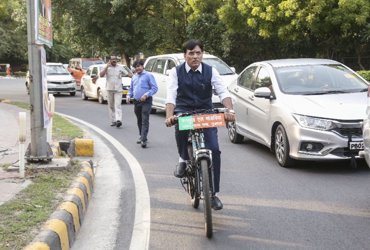 modi swearing ceremony one mp came from cycle one wear towel on head see interesting photos