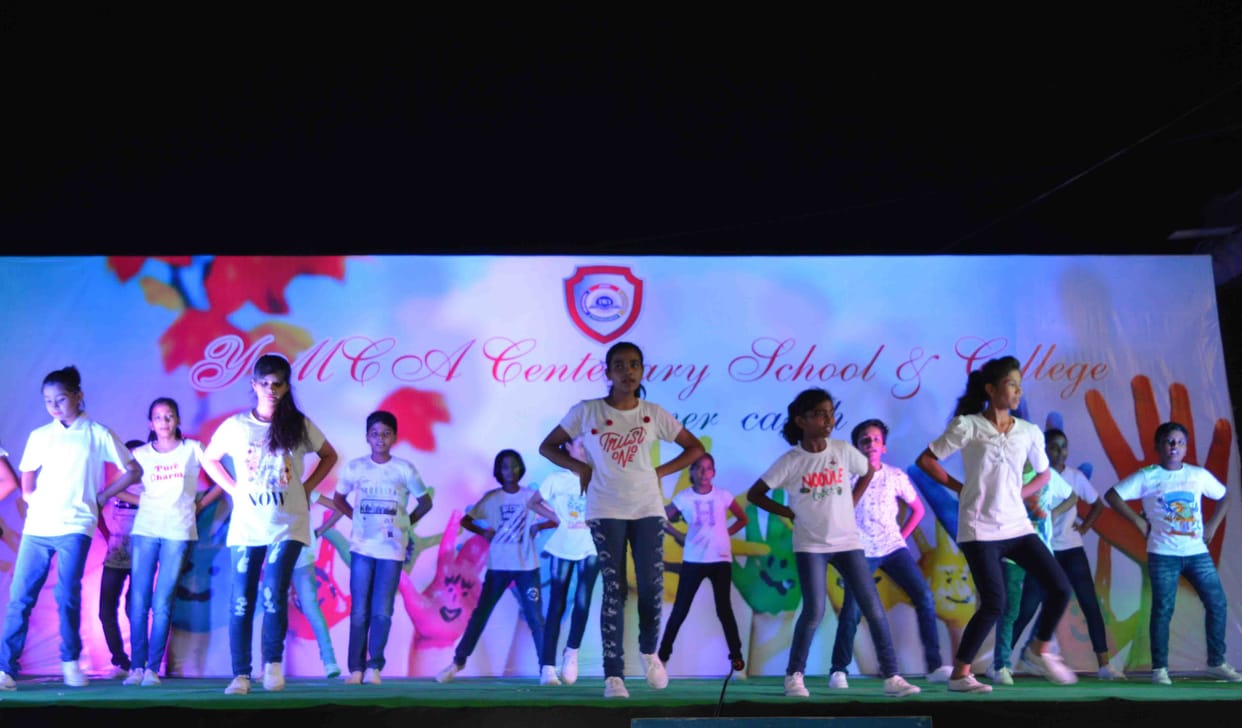 Students learnt presentation of arts in summer camp.