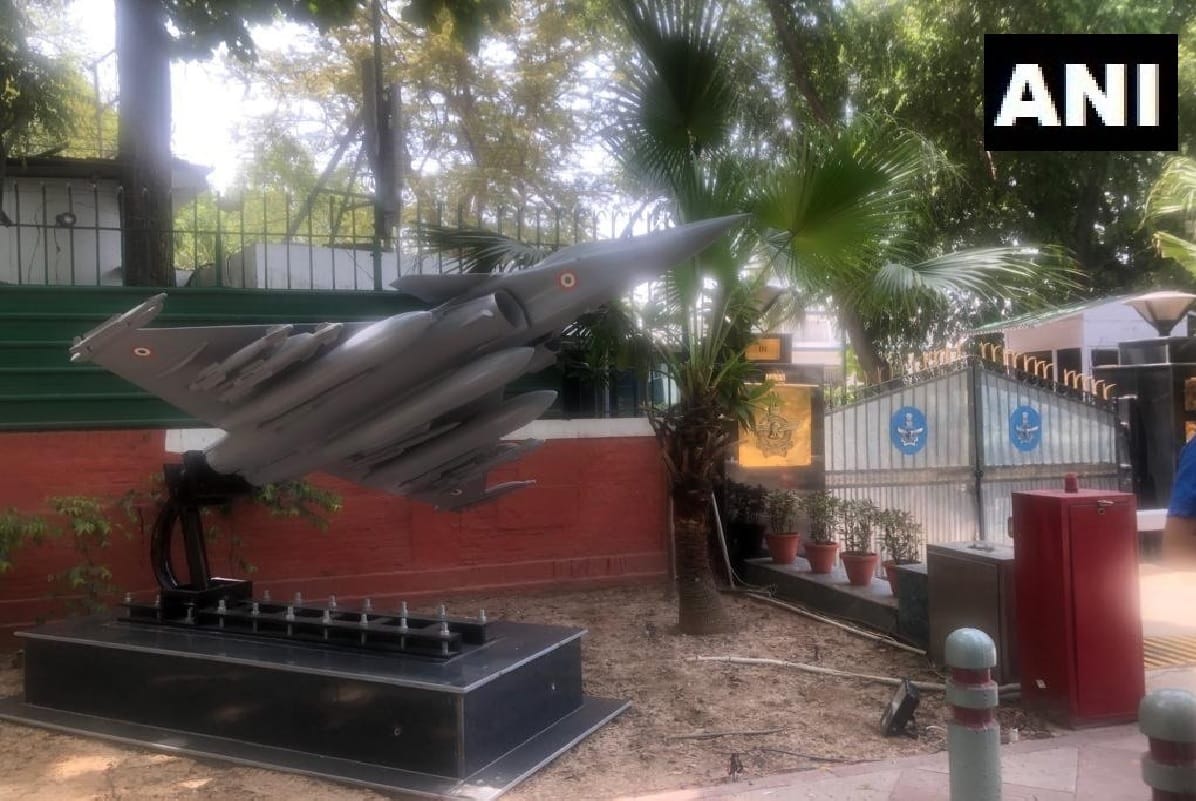 Replica of Rafale erected on residence of Air Chief Marshal BS Dhanoa near Congress headquarters