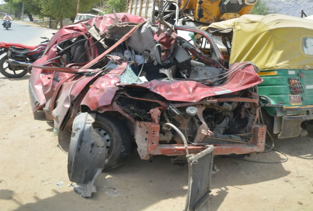 three people killed in truck collided with car highway in firozabad