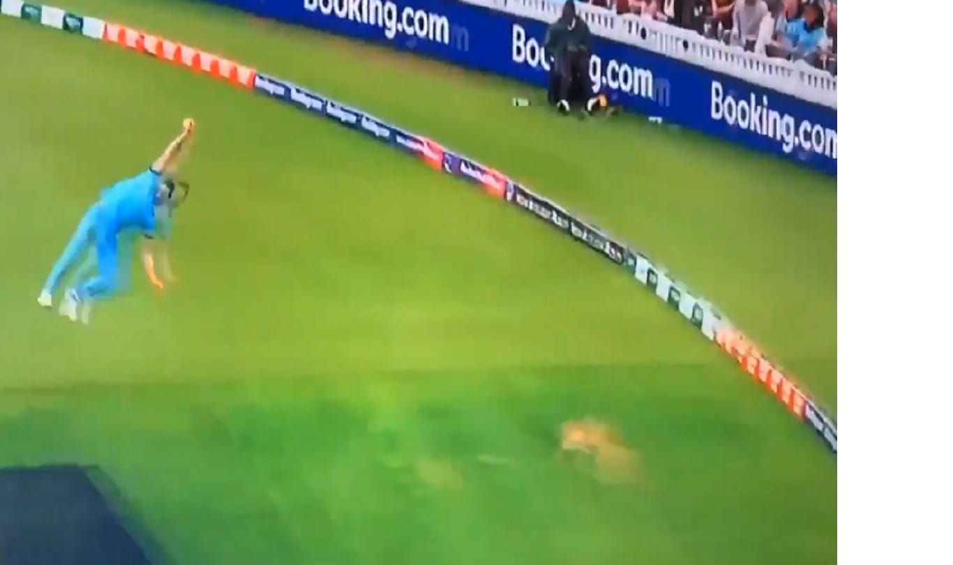 Ben stokes takes sensational catch of south africa Phehlukwayo in first match of cricket world cup