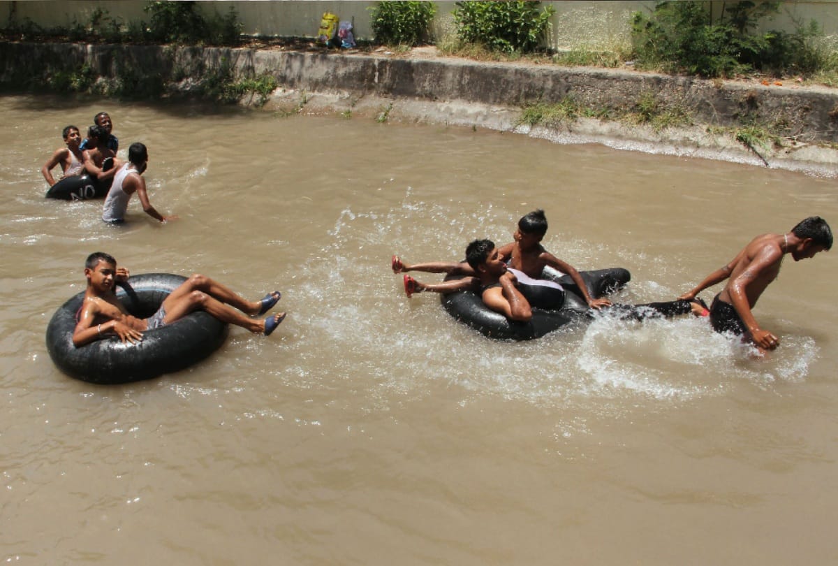 hot summer day in delhi ncr as mercury soars heat wave troubles north india