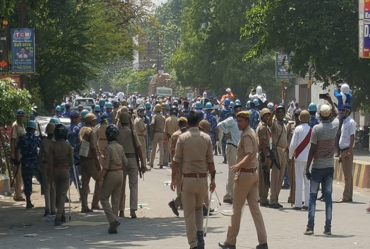 Police lathi charged on candidates He was protest against UPPSC