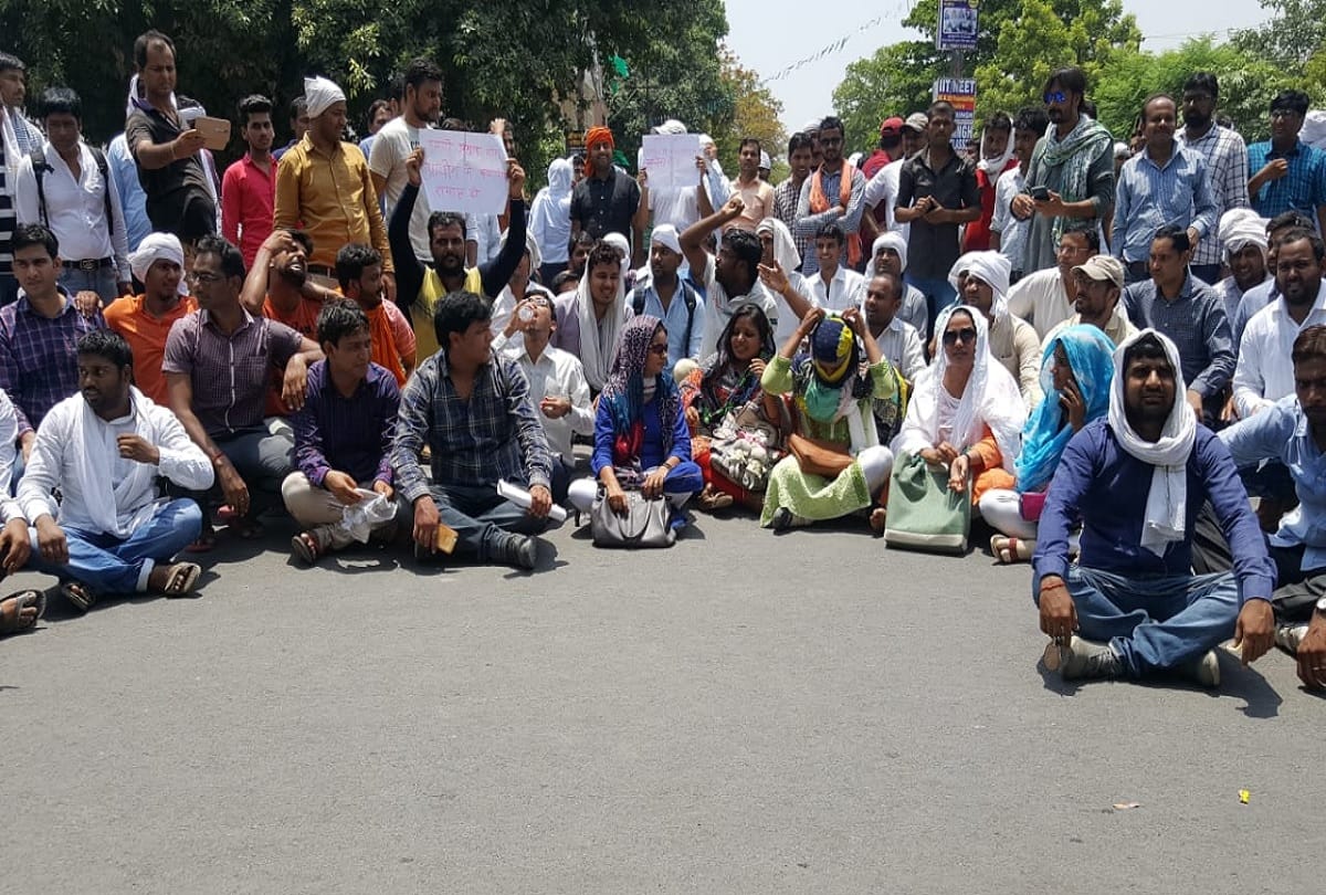 Police lathi charged on candidates He was protest against UPPSC