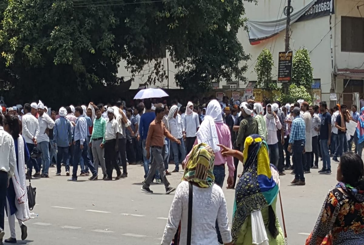 Police lathi charged on candidates He was protest against UPPSC