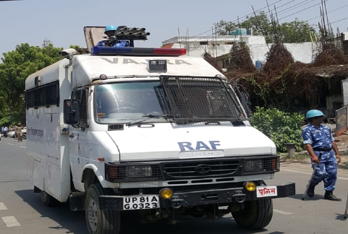 Police lathi charged on candidates He was protest against UPPSC
