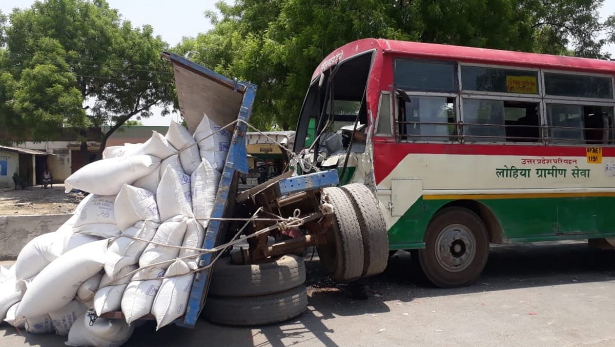 Bus collided to tractor in rohaniya dozon people injured