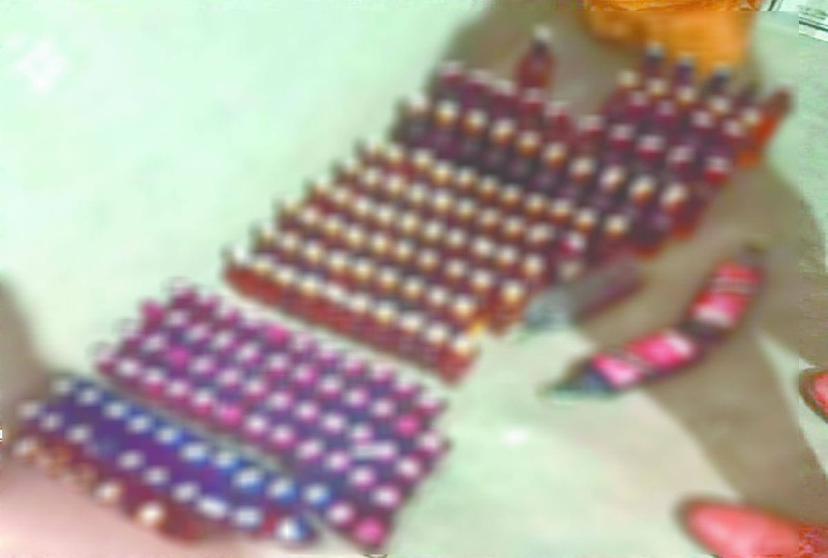 Police Caught Smuggling Wine With Five Smugglers Cost Of 30 Lakhs