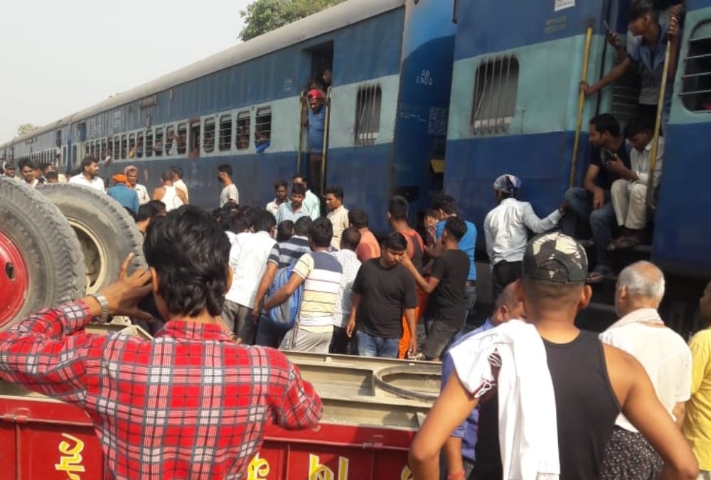 train crashed with tractor trolly in ayodhya.