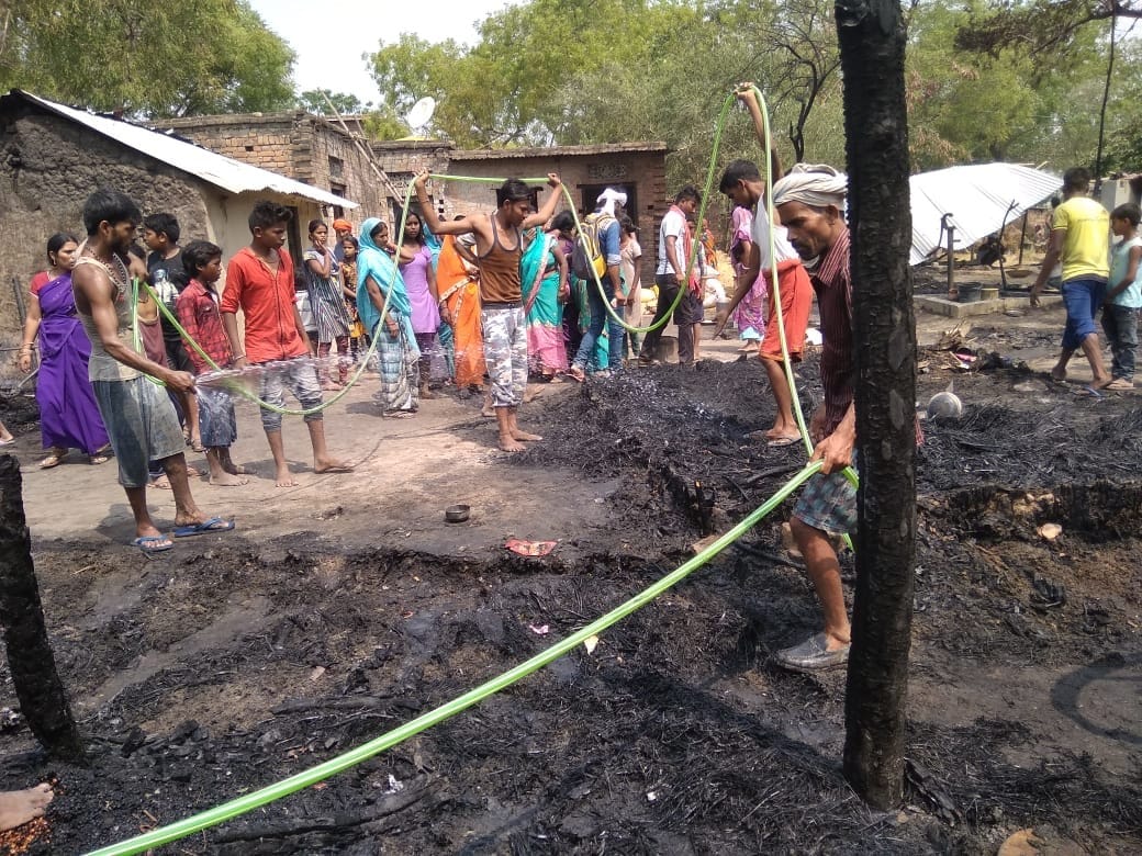 चूल्हे की चिंगारी से लगी आग में 14 परिवारों के आशियाने राख