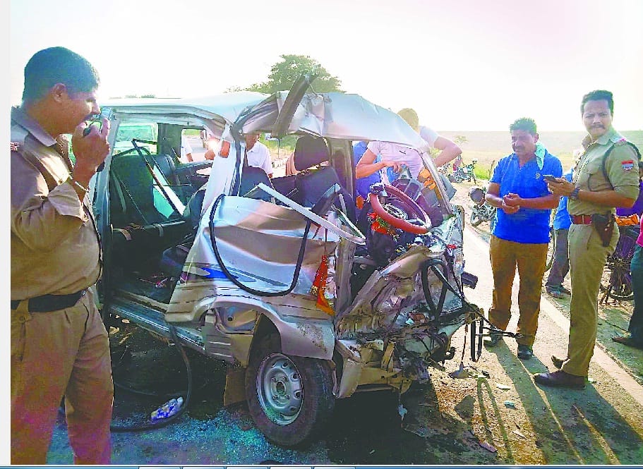 Eight devotees injured in truck collision