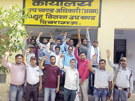 Electric workers tied black band protest