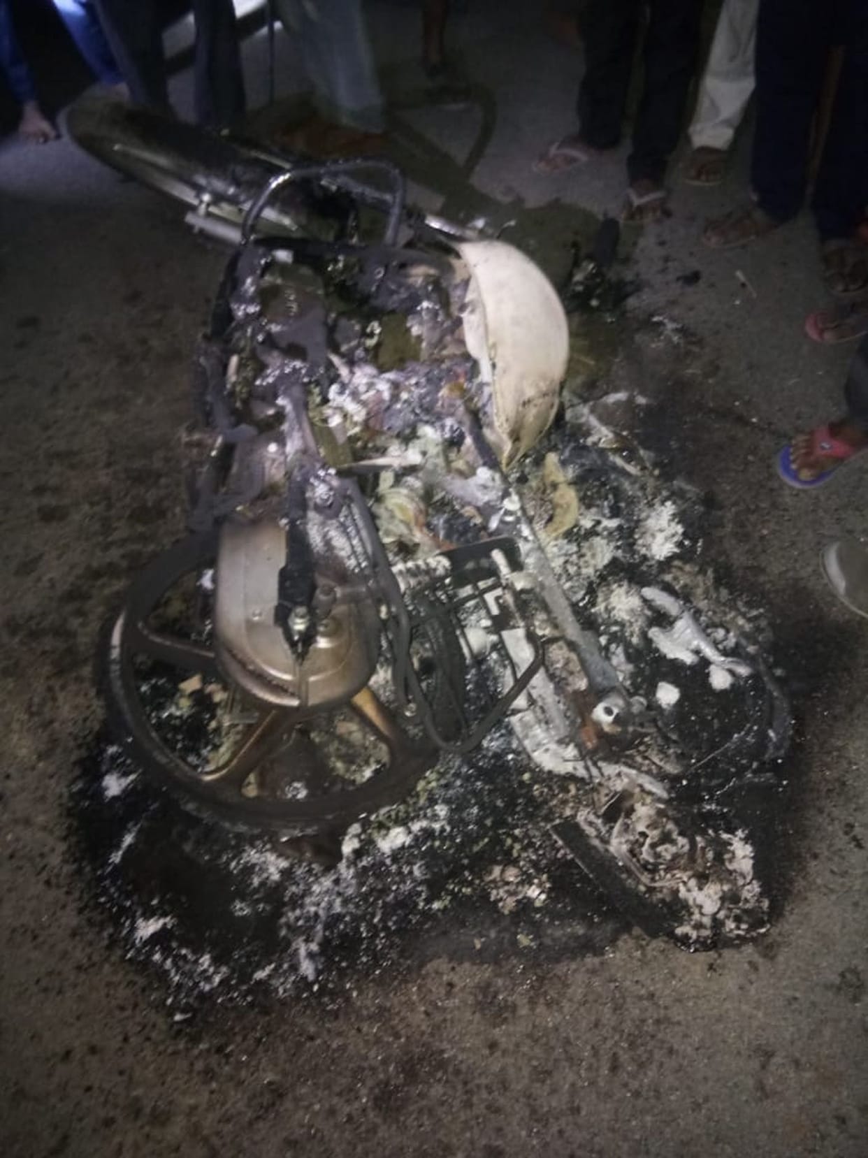 फरिहा से लौट रहे ग्रामीण को पीटा,बाइक जलाई