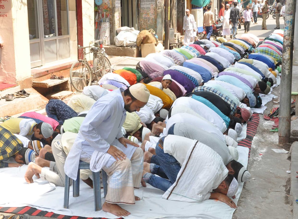 Thousands of heads bowed in the door of God