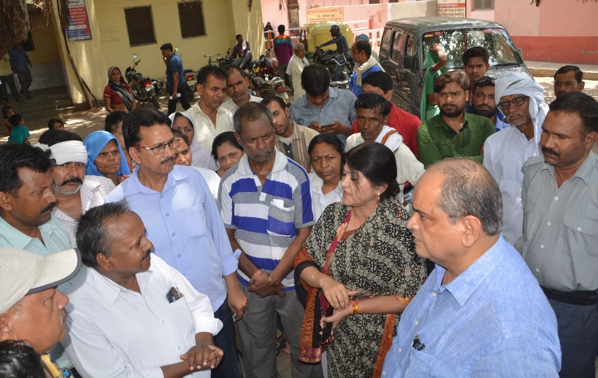 प्राचार्य के आश्वासन पर माने कर्मचारी,  एक माह के लिए हड़ताल स्थिगित