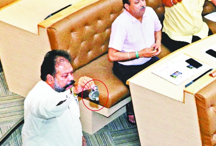 Hungama in Chandigarh Municipal Corporation house meeting