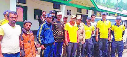 मुनस्यारी से लापता पर्वतारोहियों की तलाश में जाती रेस्क्यू टीम।