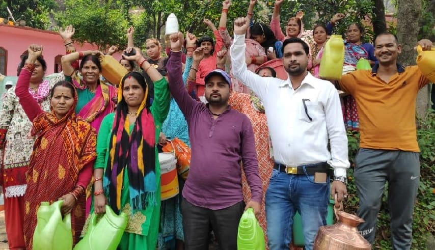 The sloganeering of the people against the Water Institute in Mandalsira