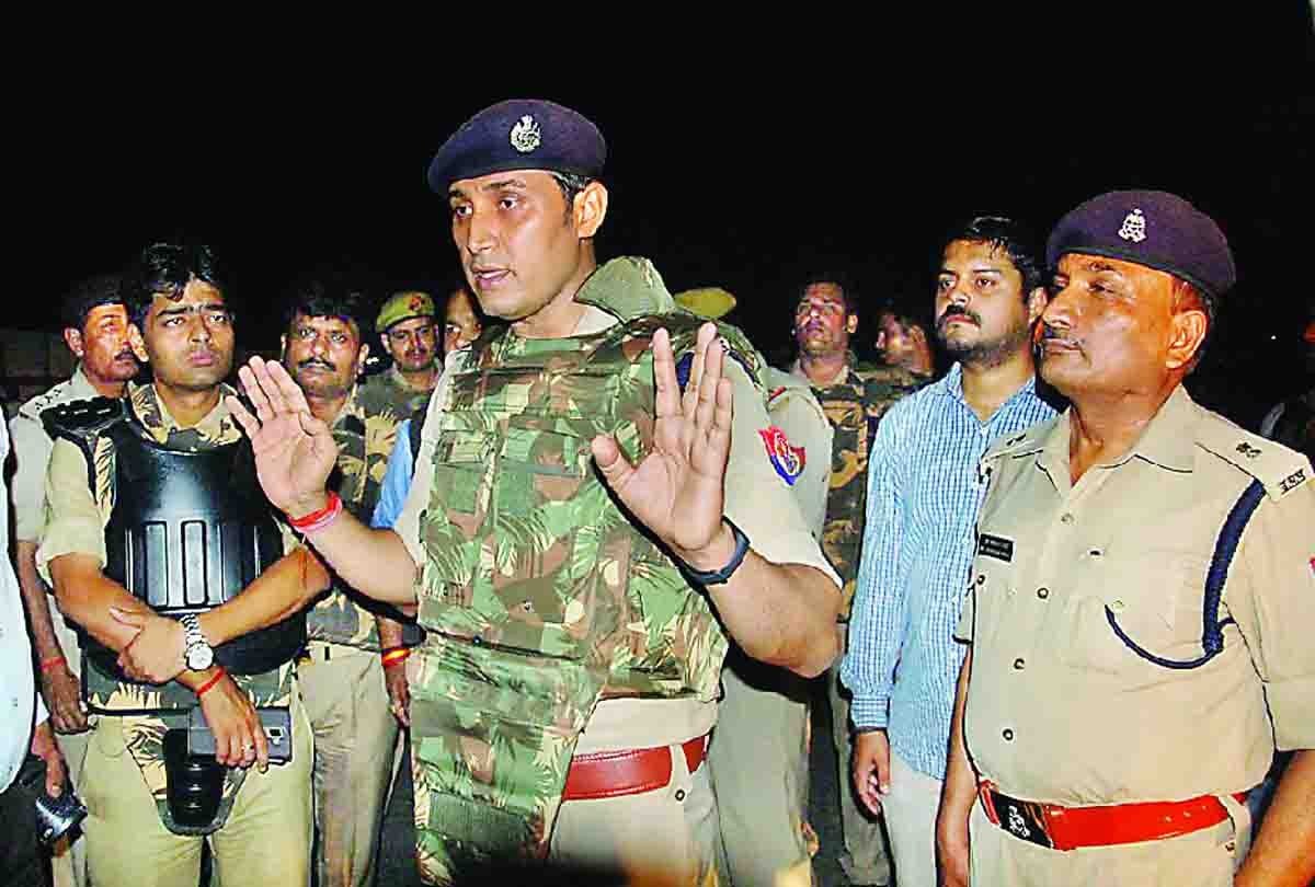 up police encounter cyber criminal in etawah