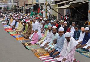 tears eyes in last weak of ramdan