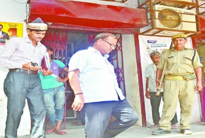 SDM inquiry from the bank manager after martyr's mother complaints in etah