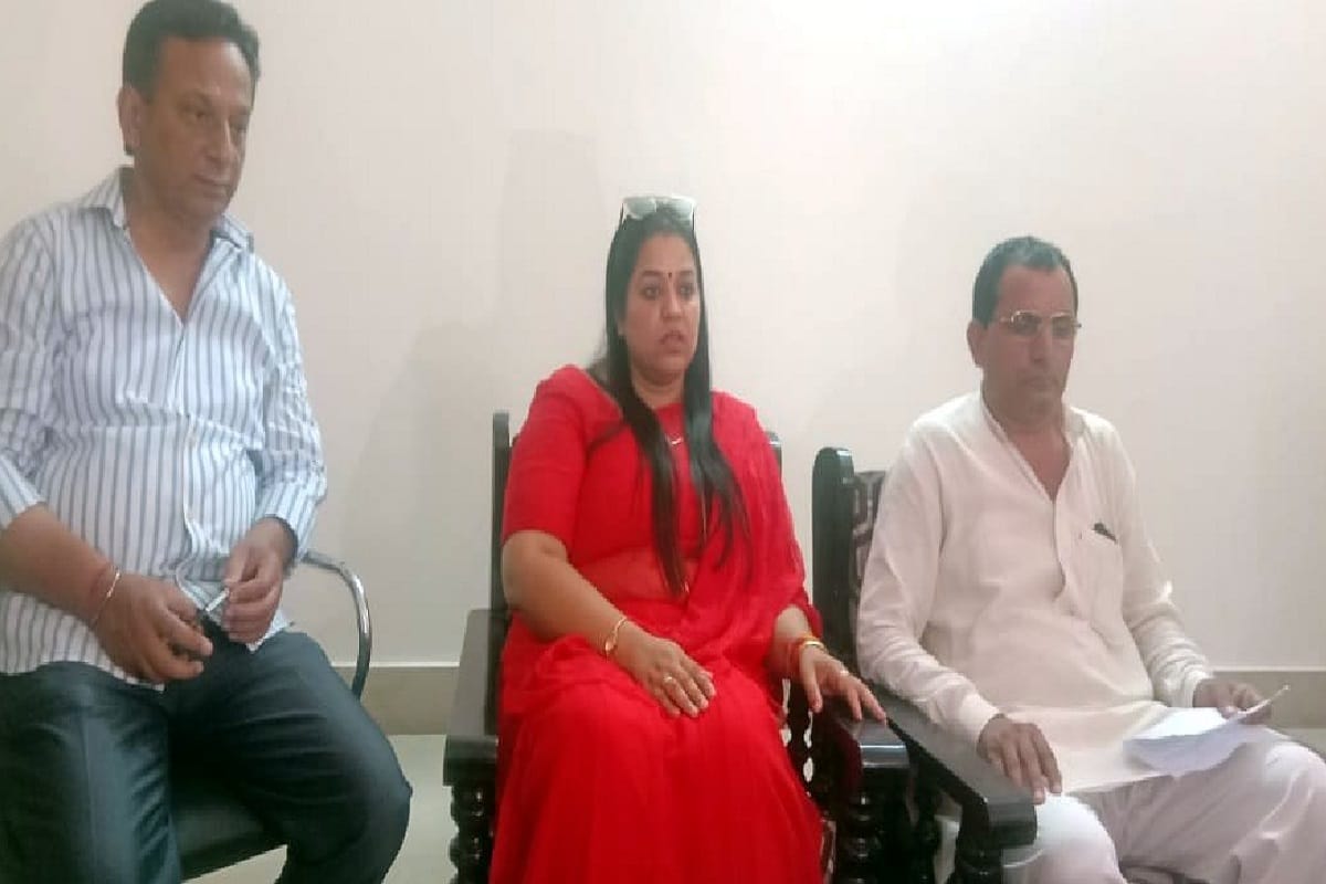 State Women's Commission's Vice President Sushma Singh inspected the old age home in Shamli