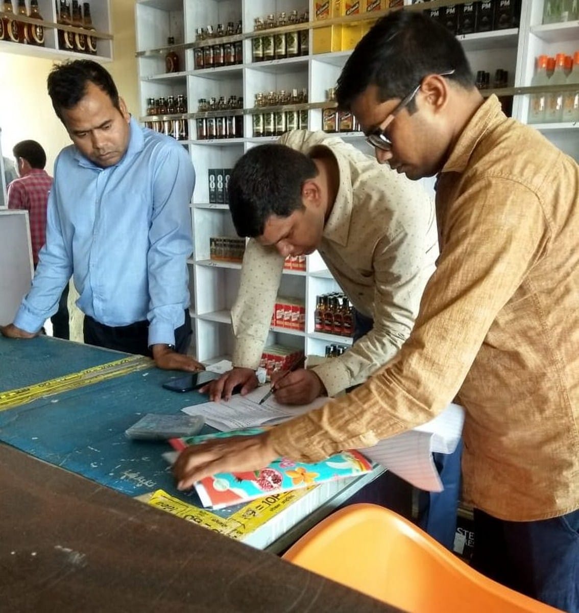 चार दुकान में मिली गड़बड़ी, दिया नोटिस