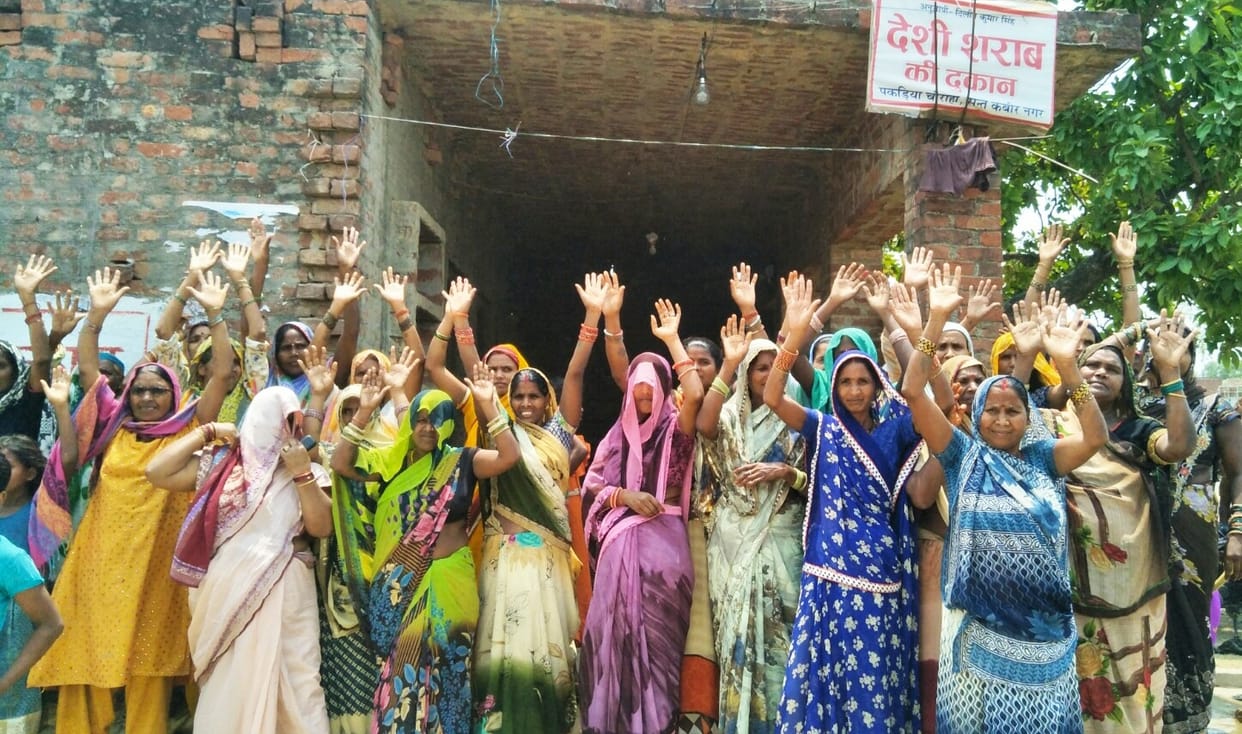 ग्रामीणों ने सड़क जाम व प्रदर्शन किया