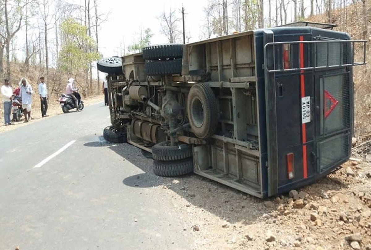 Madhya Pradesh: SAF Bus overturned in Betul, soldier died and many injured