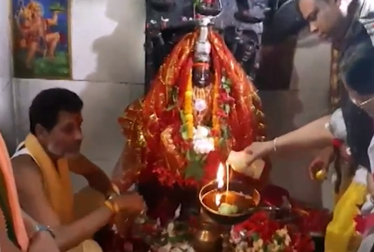 MS dhoni mother perform puja in ranchi deori temple for team india win in cricket world cup 2019
