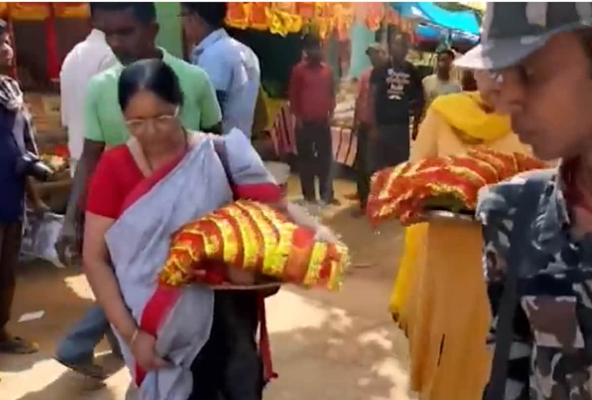MS dhoni mother perform puja in ranchi deori temple for team india win in cricket world cup 2019