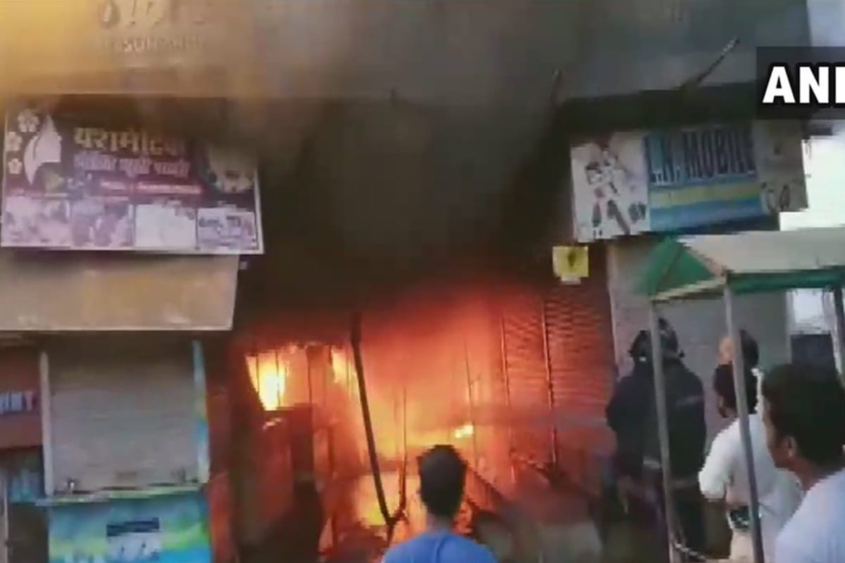 टेंट हाउस में लगी भीषण आग, दीवार तोड़कर बचाई चार की जान