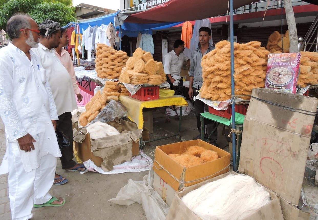 ईद को लेकर सजी बाजार, खरीददारी तेज