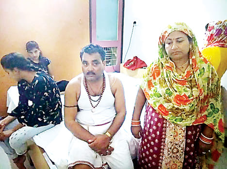 Jewel-cash theft from guest house room