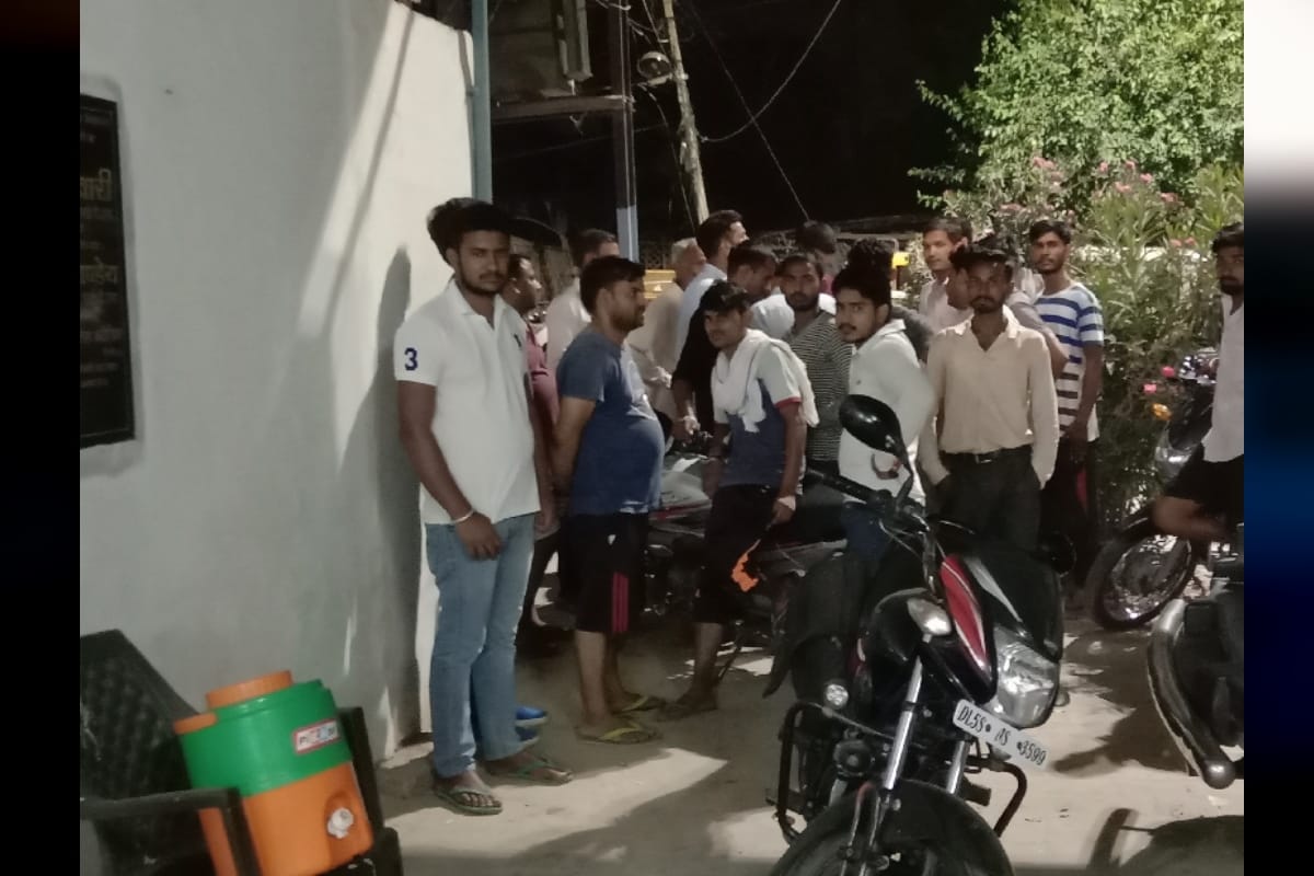 बिजली संकटके विरोध में सड़क पर उतरे लोग, डेढ़ घंटे तक उपकेंद्र का घेराव