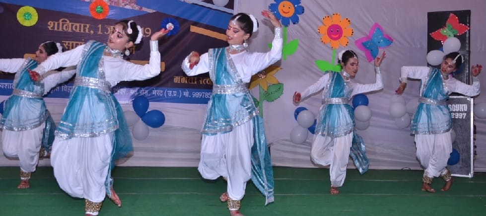 Actors of the 90s on the stage of Patel  mandap
