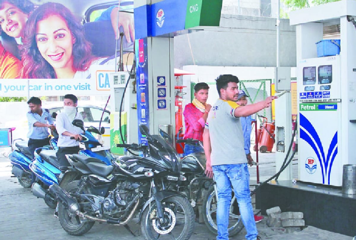 Several two-wheeler riders in Noida violated administration no-helmet-no petrol rule