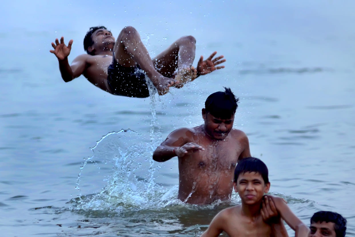 Peple faces too much heat in Prayagraj.