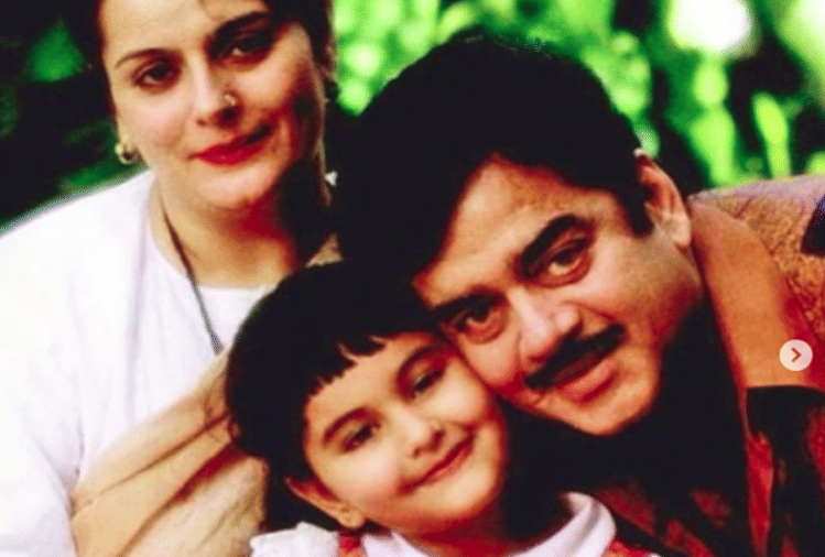 sonakshi sinha childhood picture with Shatrughan Sinha and poonam sinha