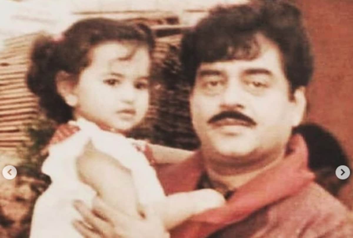 sonakshi sinha childhood picture with Shatrughan Sinha and poonam sinha