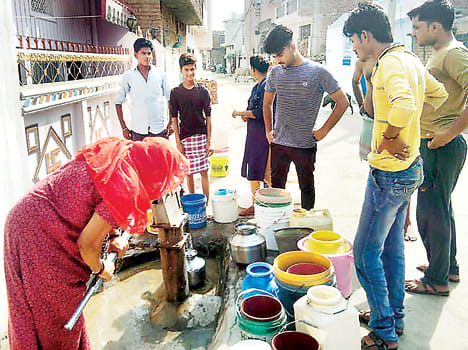 Embarrassment over the water crisis taking empty utensils