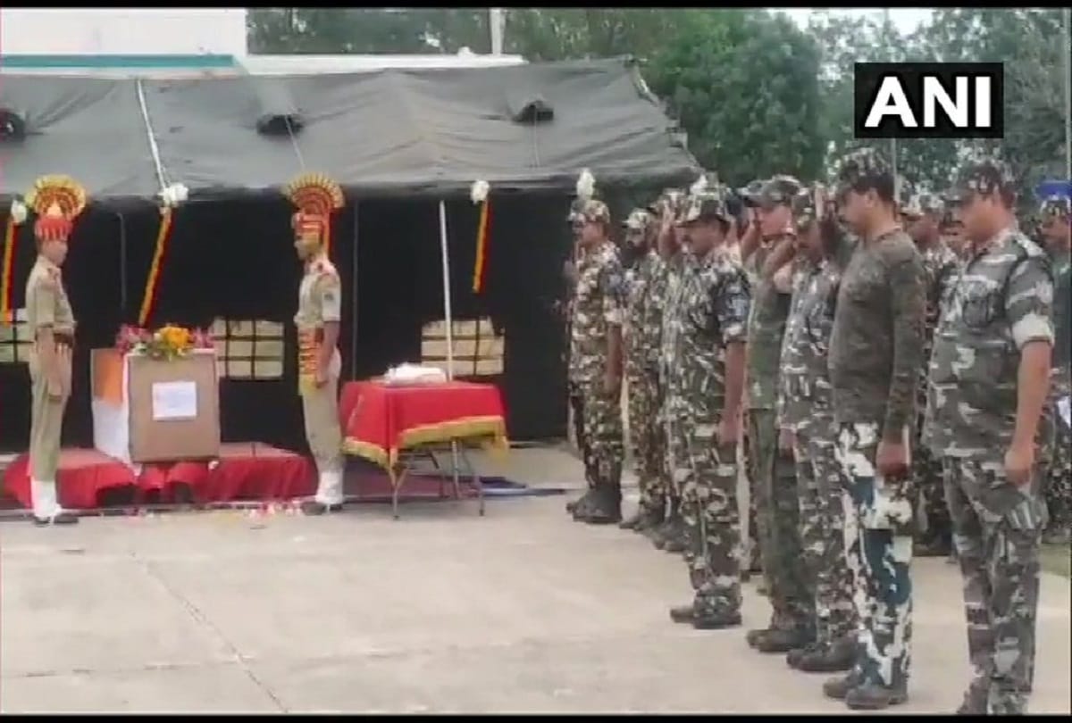 In an encounter with Naxals in Dumka, 1 jawan has lost his life and 4 others are injured.