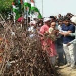 शहीद को मुखाग्नि देता दो वर्षीय भतीजा