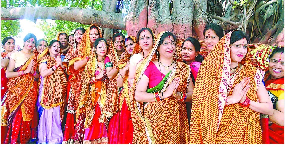 सुहागिनों ने मांगा पति की दीर्घायु का वरदान