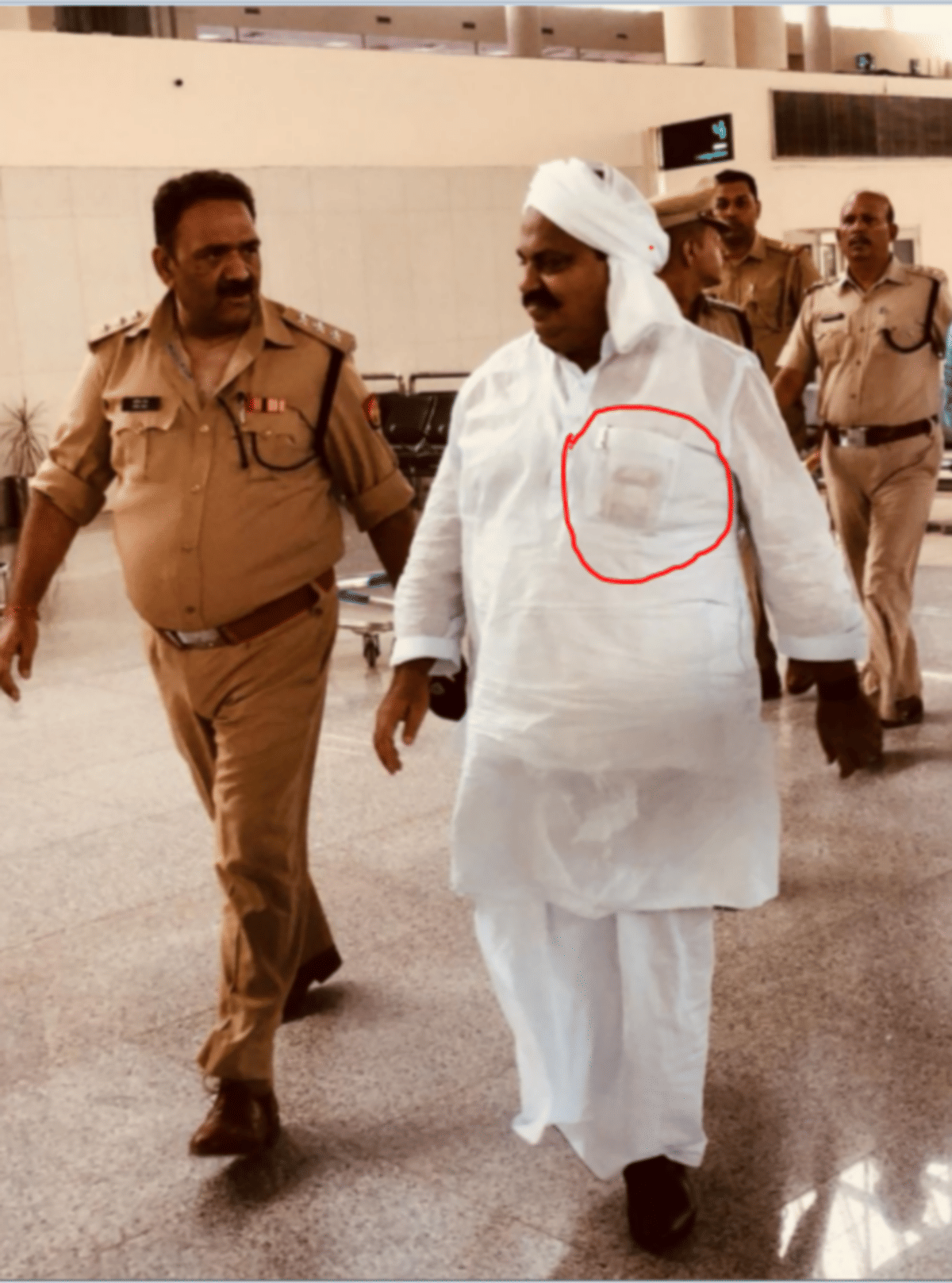 atiq ahmad have bundle of notes in kurta during shifted Ahmedabad jail varanasi airport