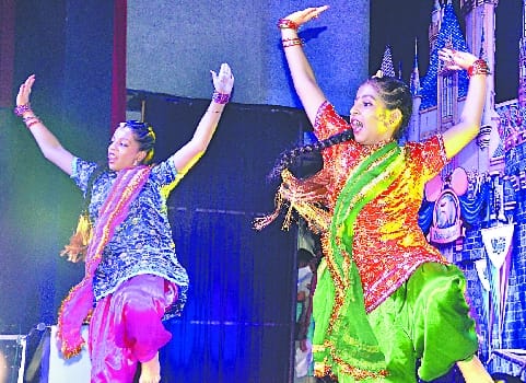 बच्चों ने गीत गाए तो झूम उठे डॉक्टर