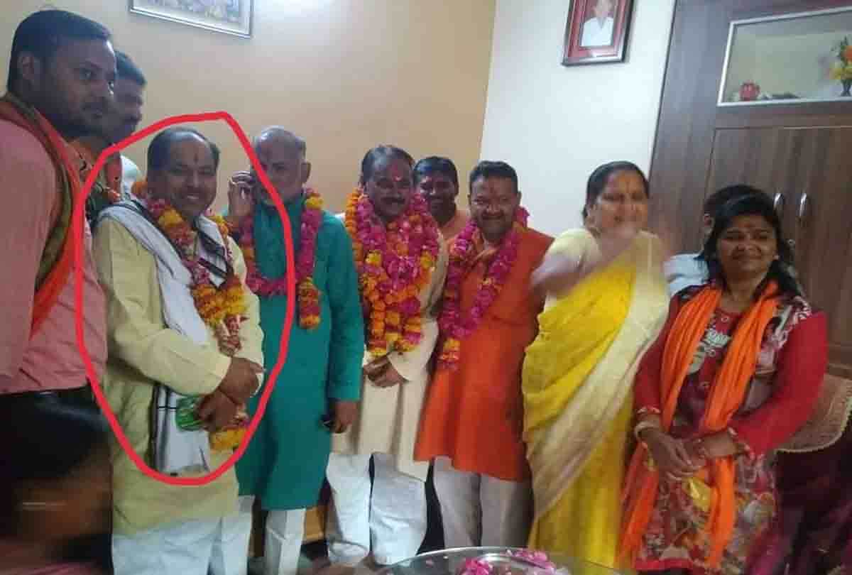 bjp leader take 8 lakh rupees from bjp mla for pm modi rally